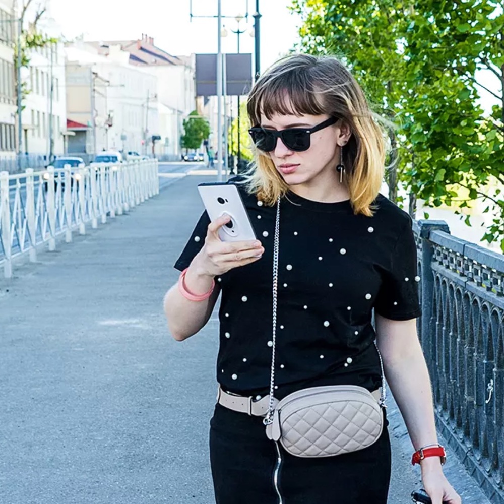 🌟NEW🌟 Vegan Leather Quilted Waist Pack - Picture 2 of 8